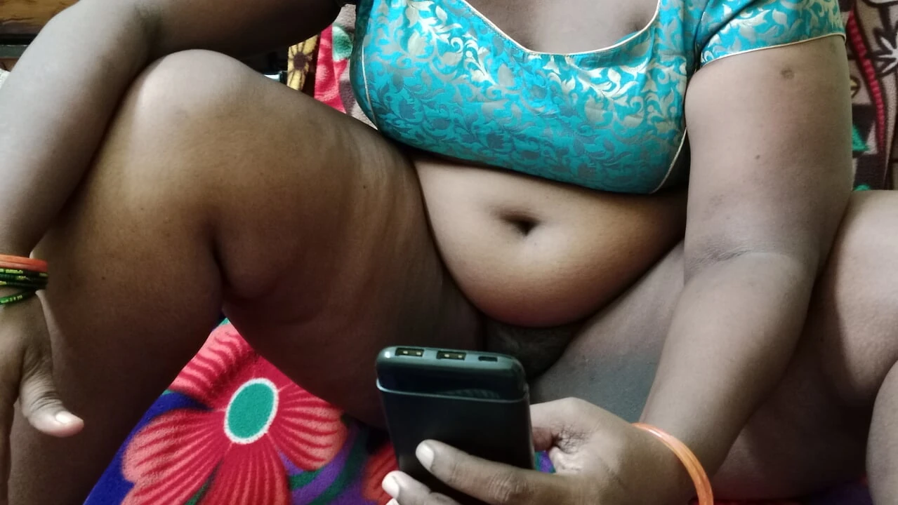 Tamil wife shows off her body in an obscene way via Instagram video call sex chat clear tamil audio 100%
