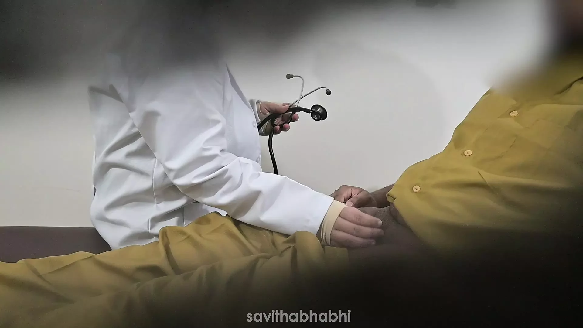 Doctor jerking patient dick in clinic