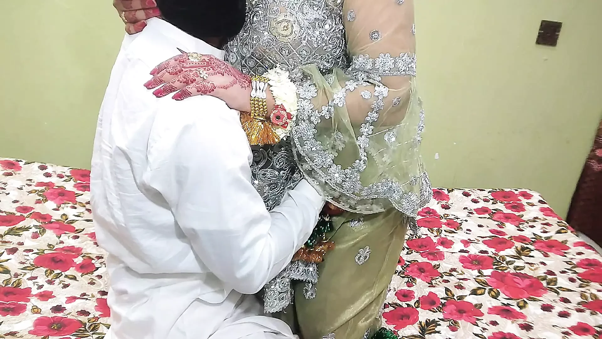 Indian Desi Girl Fucked Hard Before Her Wedding💦 Beautiful Hot Girl ko Mehndi Wali Raat He Chod Diya