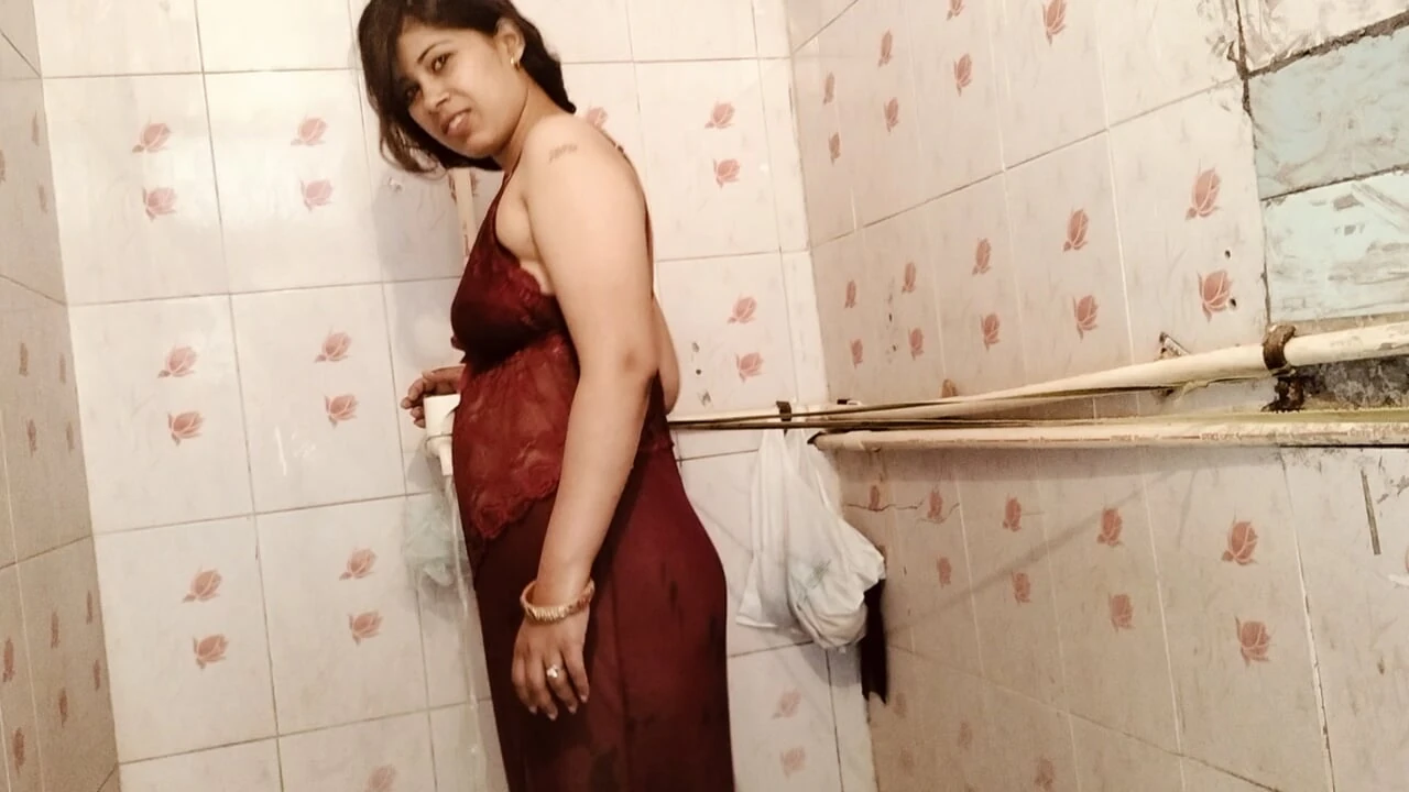 Newly married bhabhi ko Bathroom Fucked Indian bhabhi devar Dasi sex