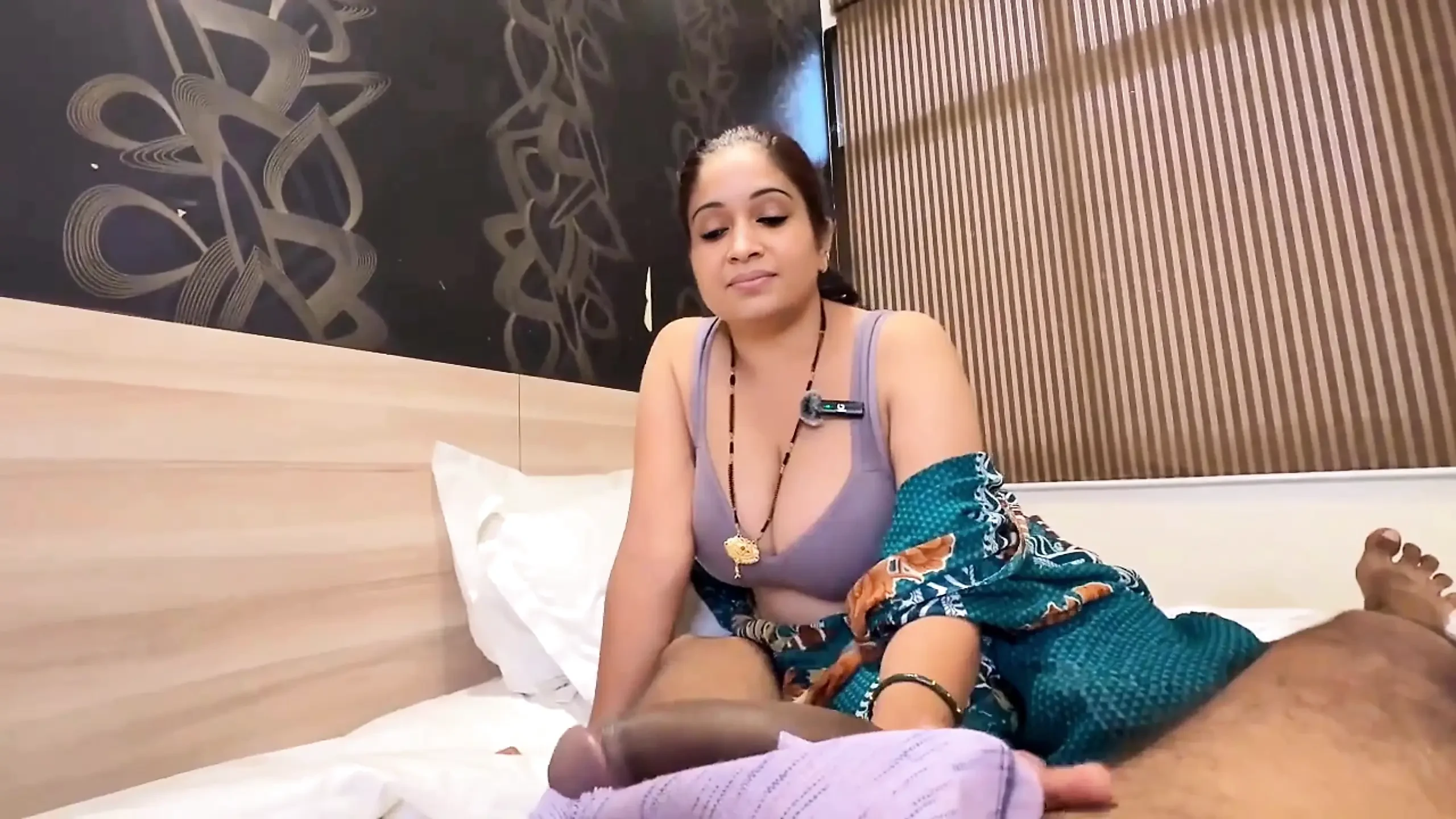 Desi old Sasur Ji flirting with Newly Married Bahu fir apna mota land chusvakar jamakar chudaee ki