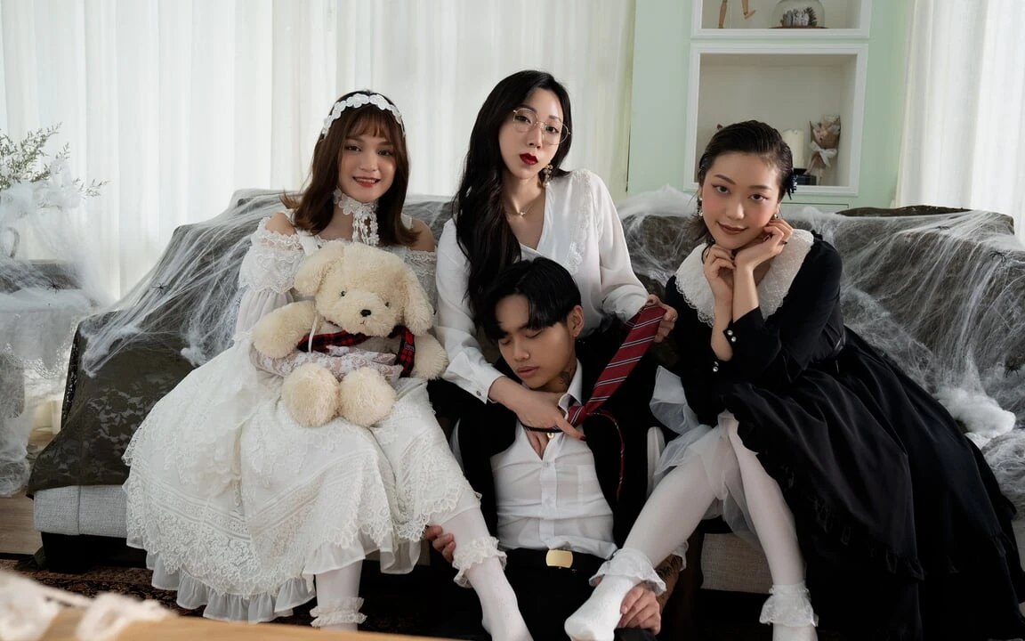 Model TV – the Witch Asks for Cum-double Demon Fight for Food