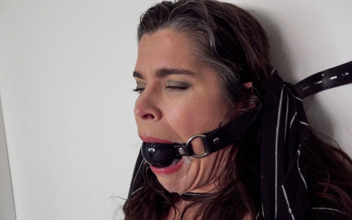 Taboo Predicament – Stepmom’s Mouth Attached to Wall