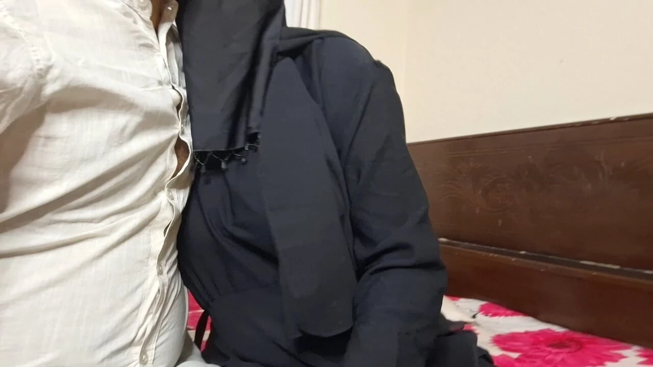 Sexy Burqa Bhabhi’s Intimate Massage Session with Younger Guy – Real Desi Passion in Hijab