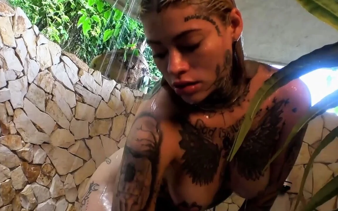 Stacked Babe Blondie Cat’s Wants Some Finger Action Now!