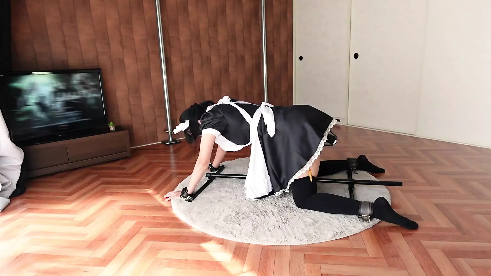 90 Minutes of Pleasure Spent Restrained on All Fours