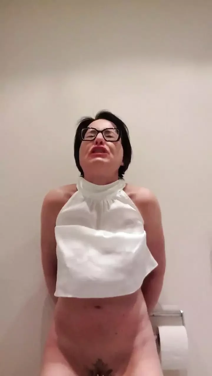 Very strong squirt in the office toilet