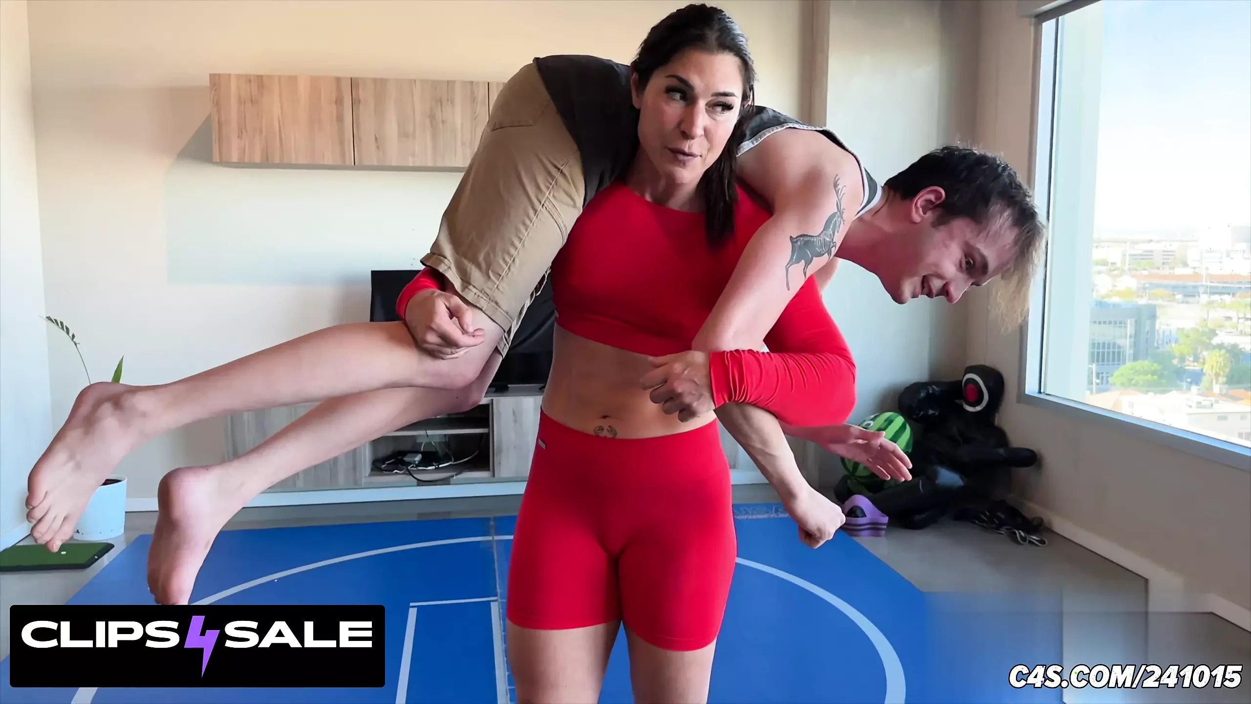 Strong Female Domination Facesitting and Lifting