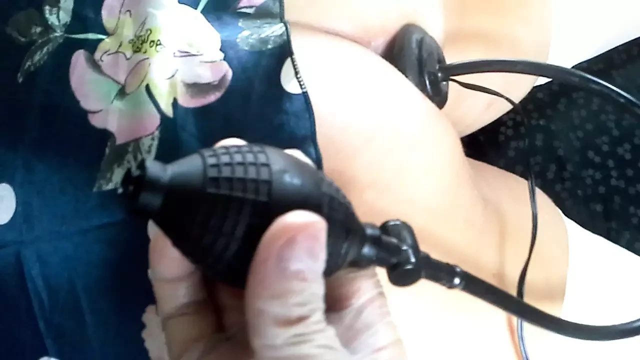 Inflatable pump in the ass – Close up