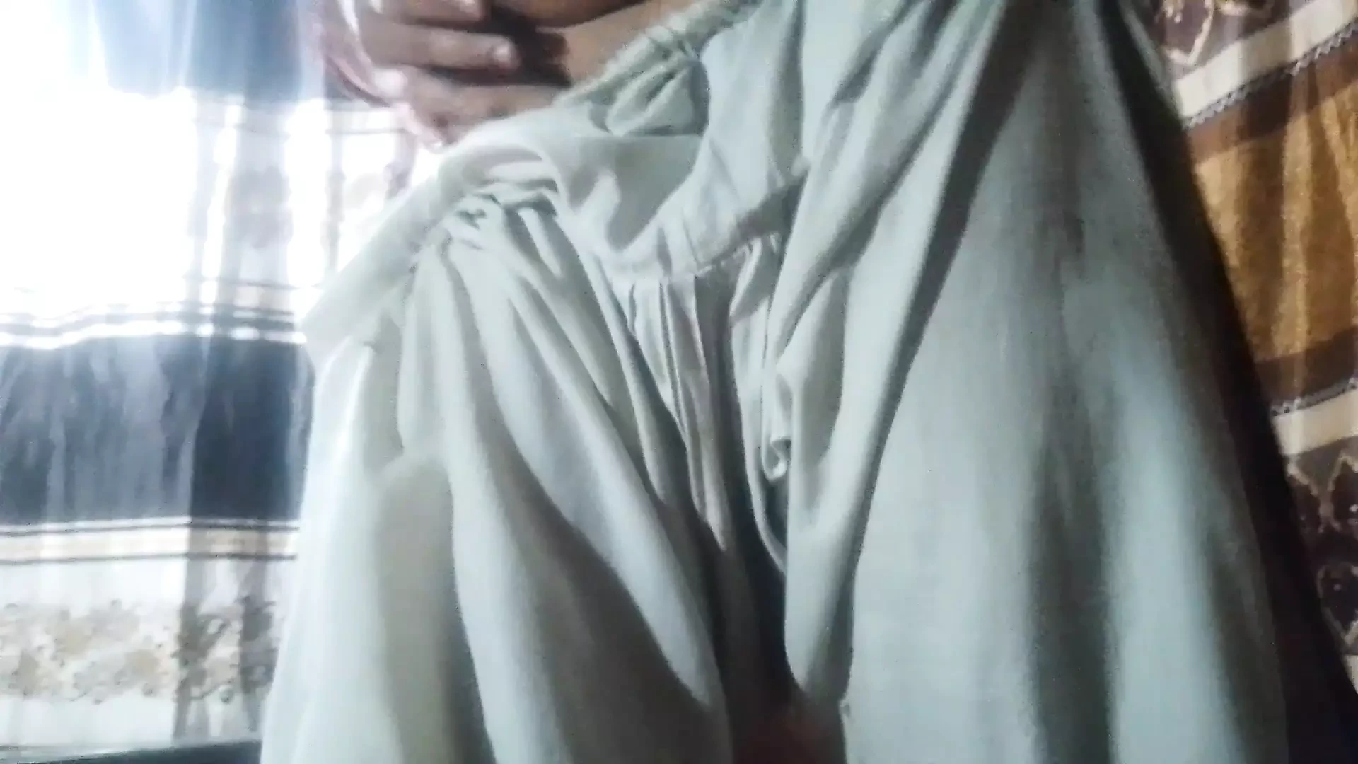 The beautiful Bhabhi took out the goods by sucking the clothes of the neighbor’s brother