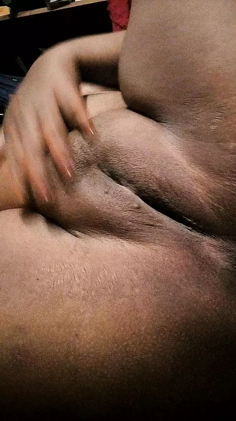 Sadia vabi is fingaring in Her pussy