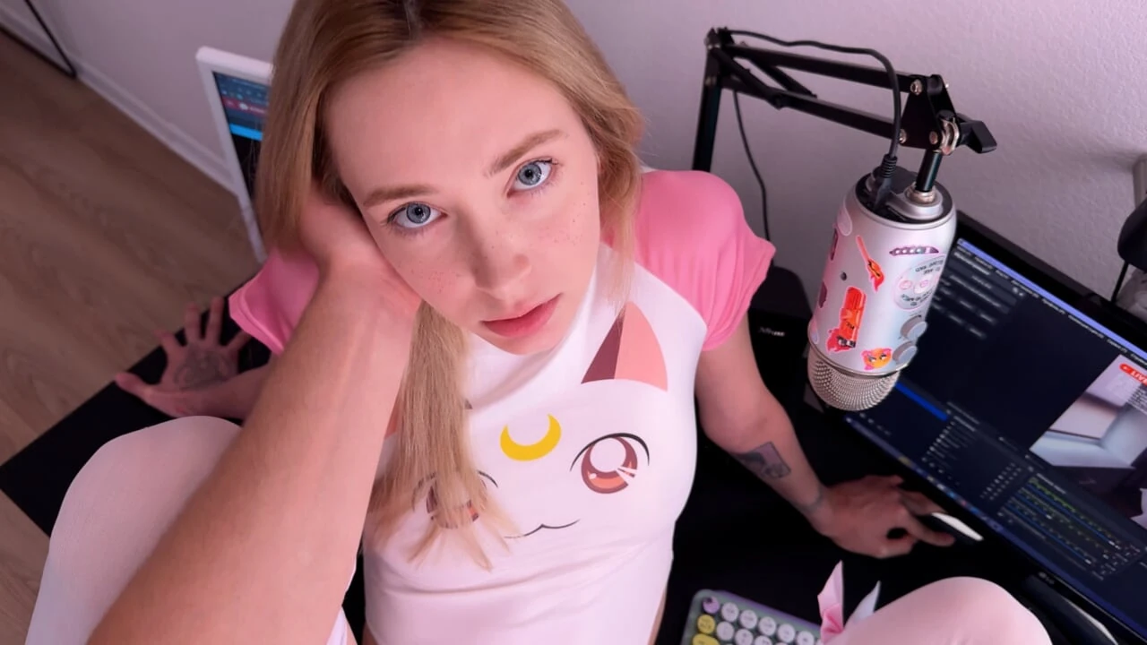 Stepsister is engaged in webcam?! I’ll tell everyone about it!