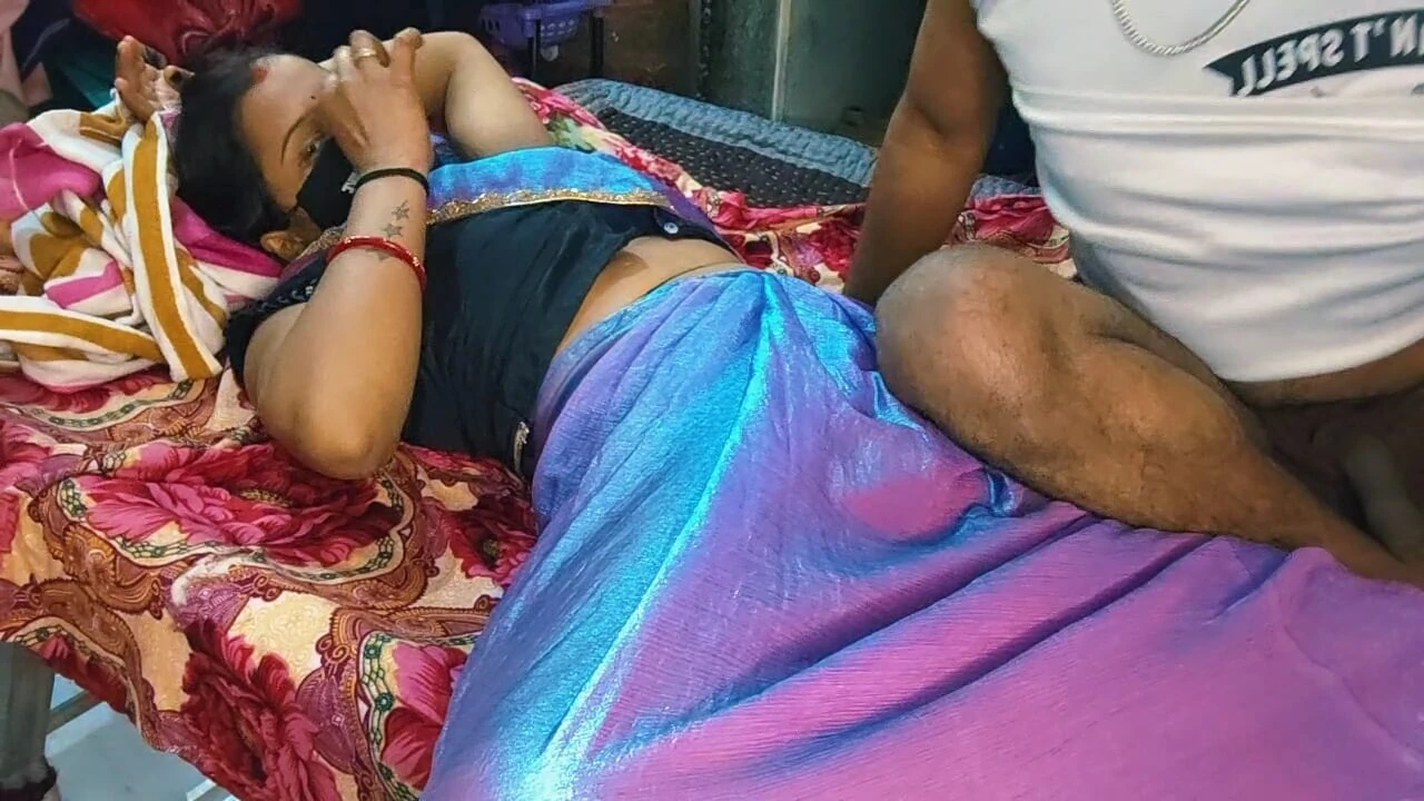 Fullkumari bhabhi new saree me Dewar ke sath charpai par Hard village bhabhi ko kitchen me gop-gop