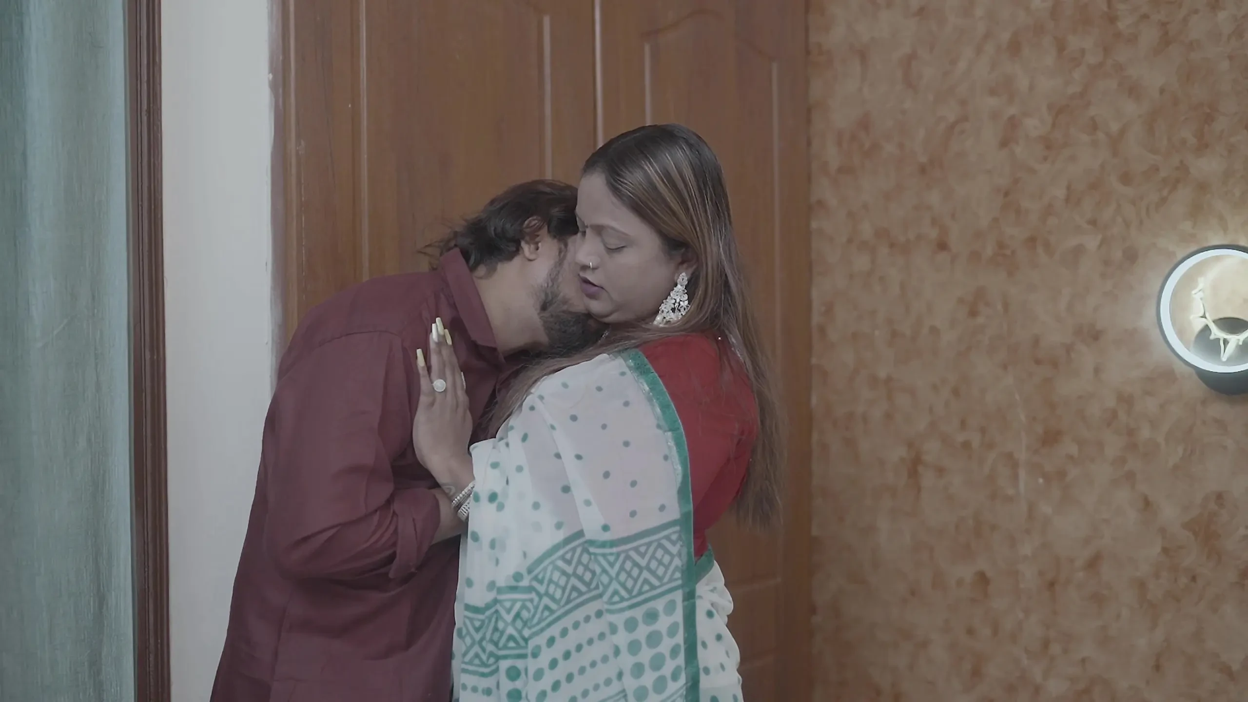 Indian hot aunty seduced her neighbour and get big hard cock full Hindi audio