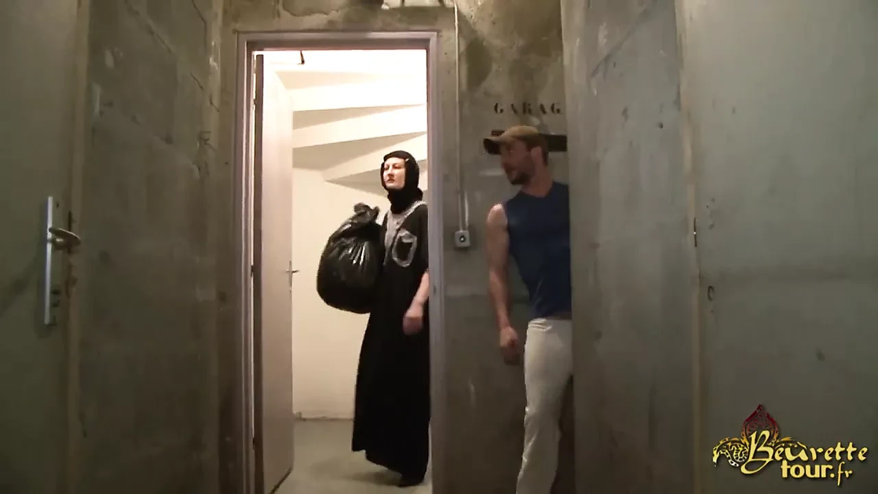 Naima Achour defoncee par deux mecs pour le Beurette Tour