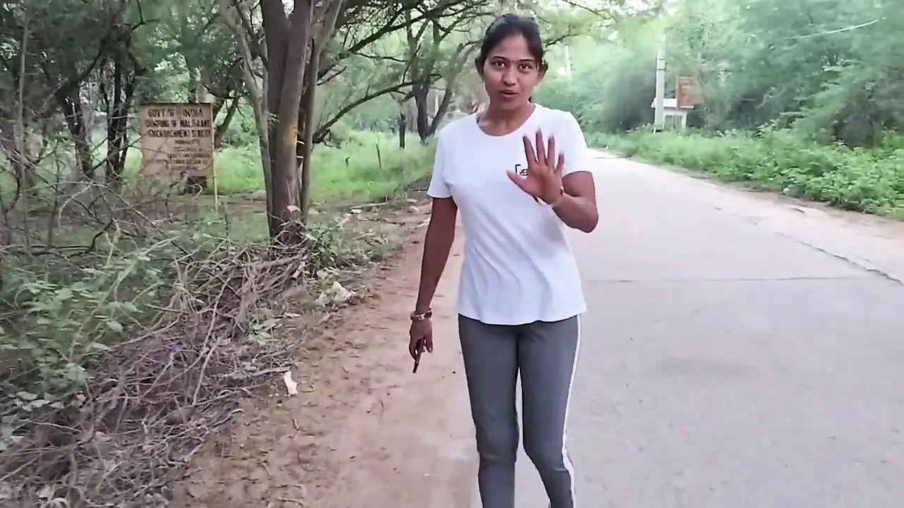 Desi Indian girl calls me in her kitchen, she gets very hot then audio sex