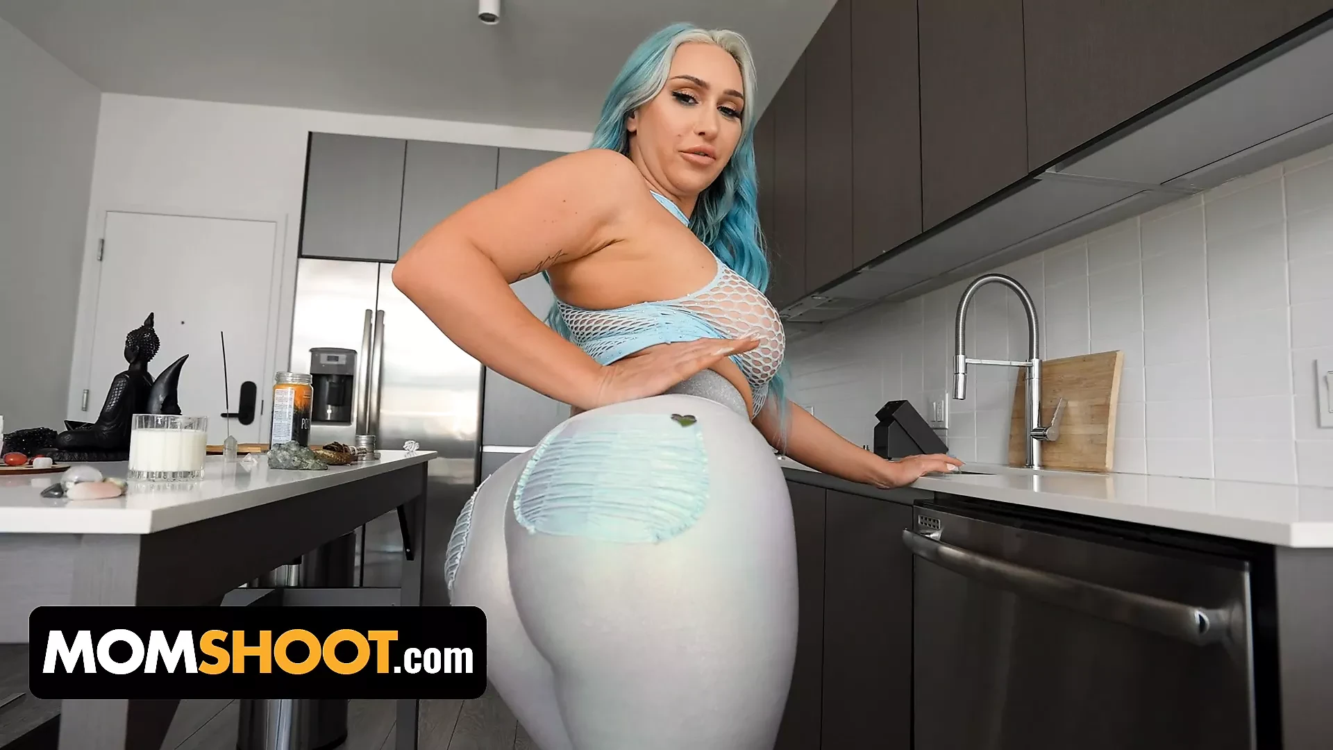 MomShoot – Curvy MILF With Big Tits Gets Her Shaved Pussy Plowed Hard By Big Juicy Cock