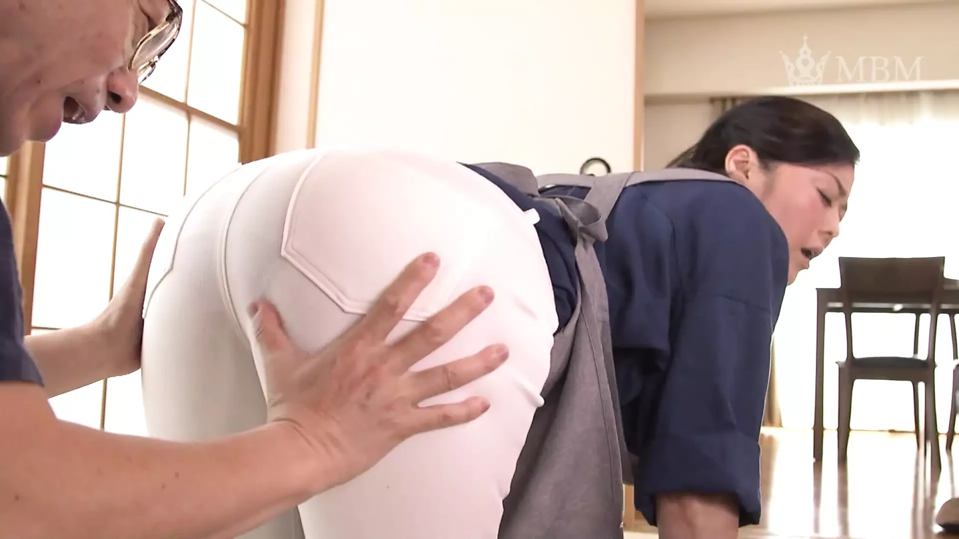 M599G12 I can’t get anything because I’m worried about Home Helper’s Muchim Chideka’s buttocks! Let your butt touch!