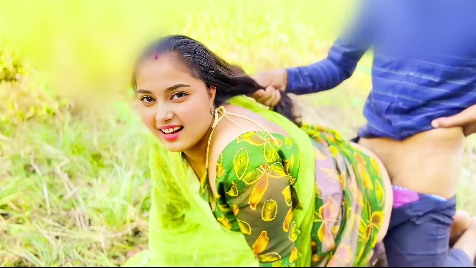 Bhabhi Devar ke sath Khet me chudai karwai or kutiya ban kar chudwane lgi Hindi me
