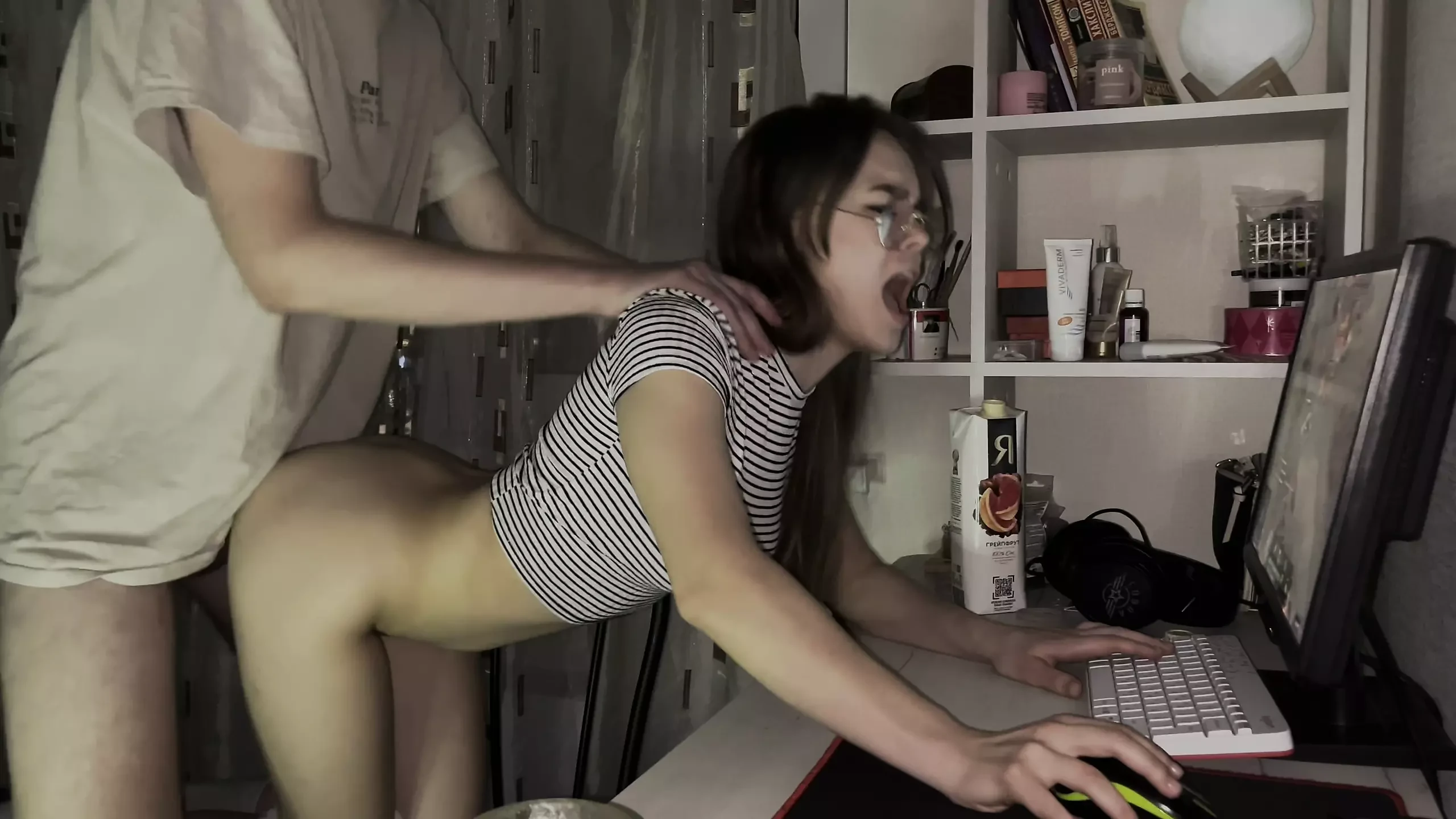 Cumshot while she plays computer – Cream show