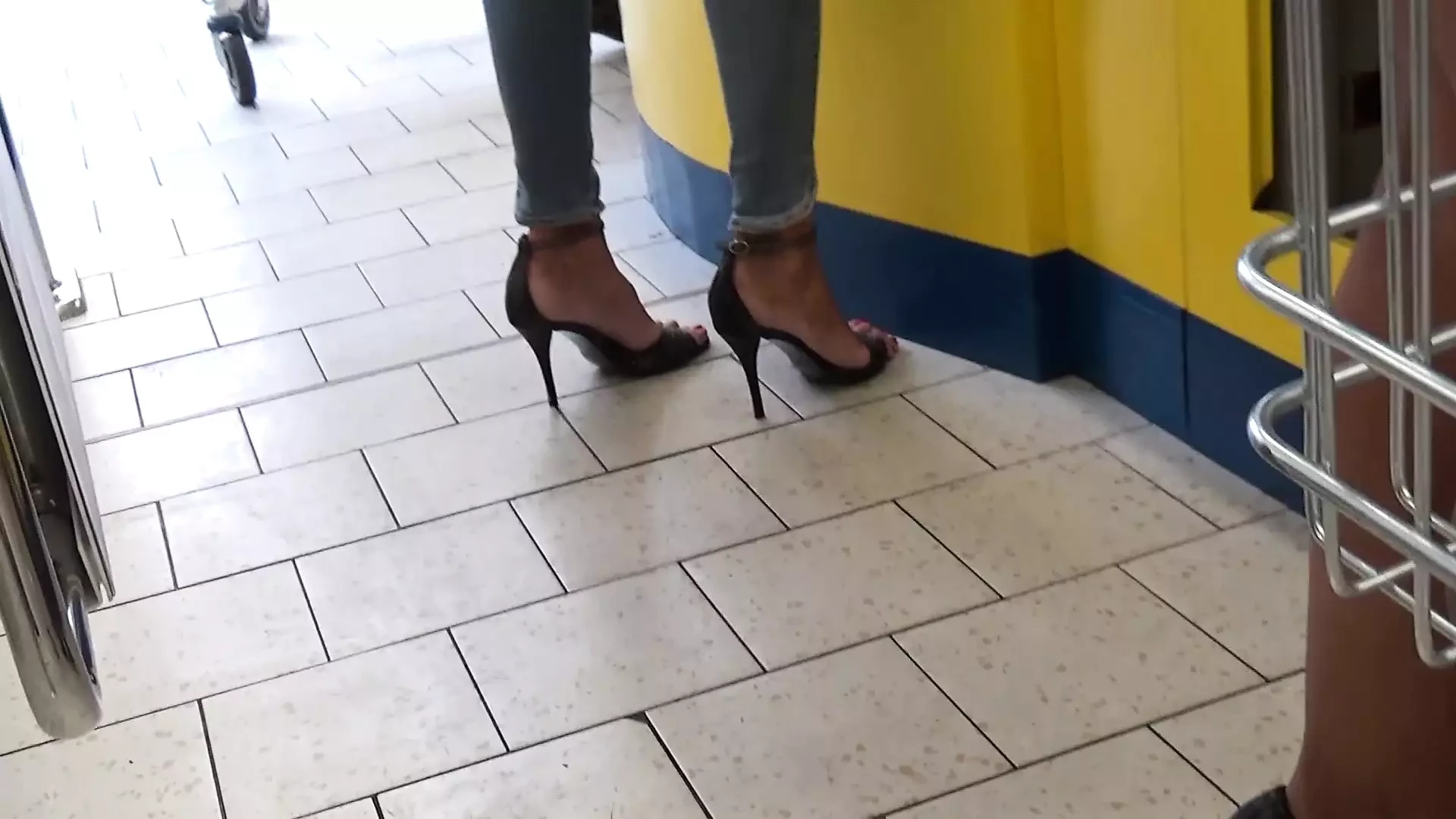 Italian MILF Gives a Blowjob in the Supermarket Parking Lot