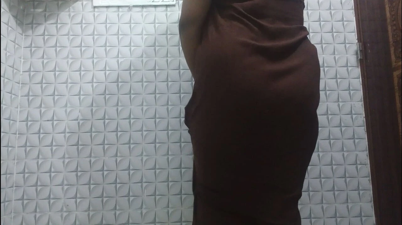 Desi girl bathroomm