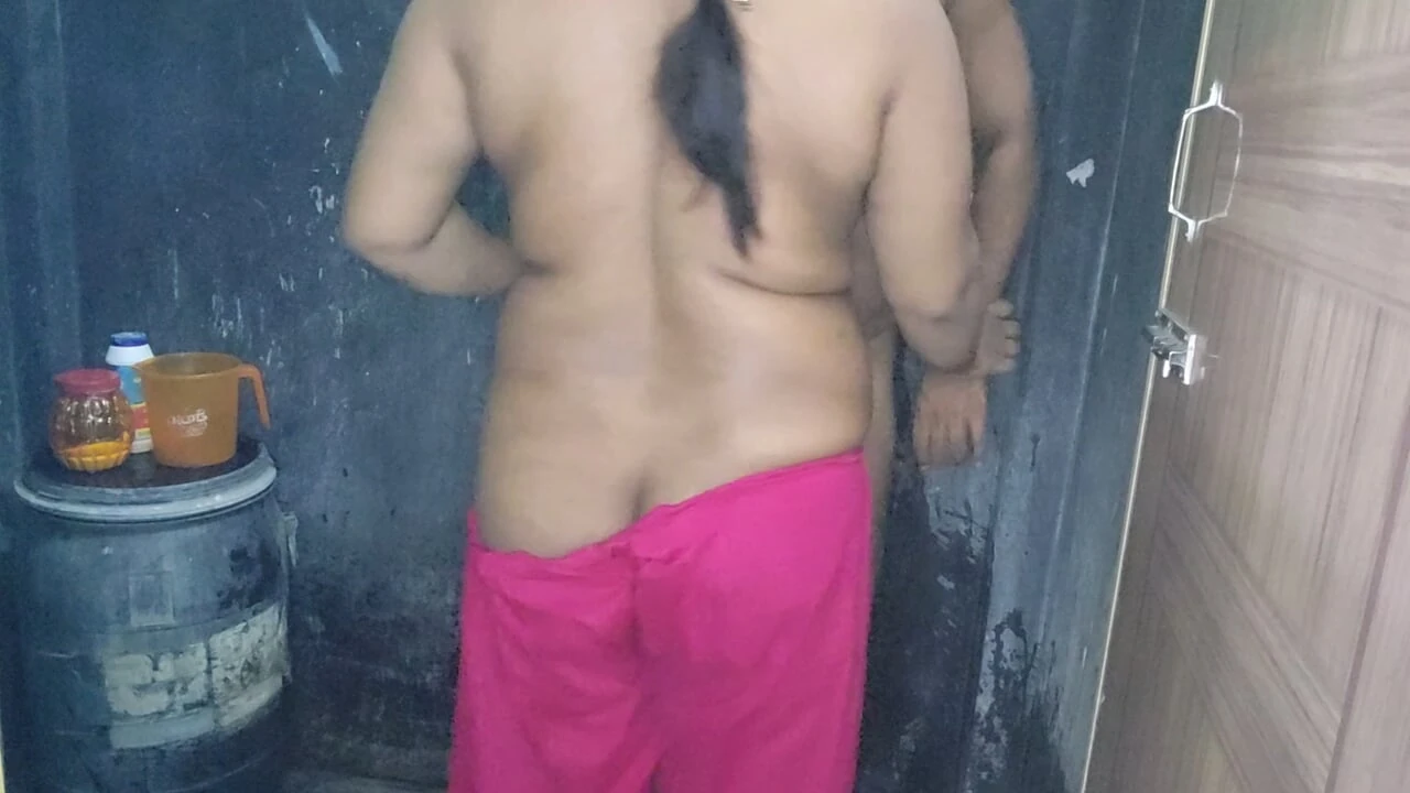 Desi sexy vabi Hot gosol in washroom sex