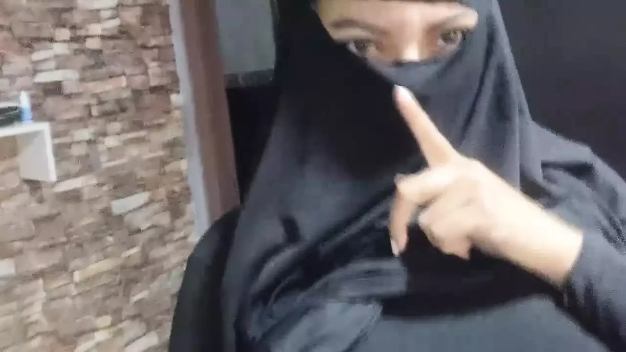 Real Sexy Amateur Muslim Arabian MILF Masturbates Squirting Fluid Gushy Pussy To Orgasm HARD In Niqab