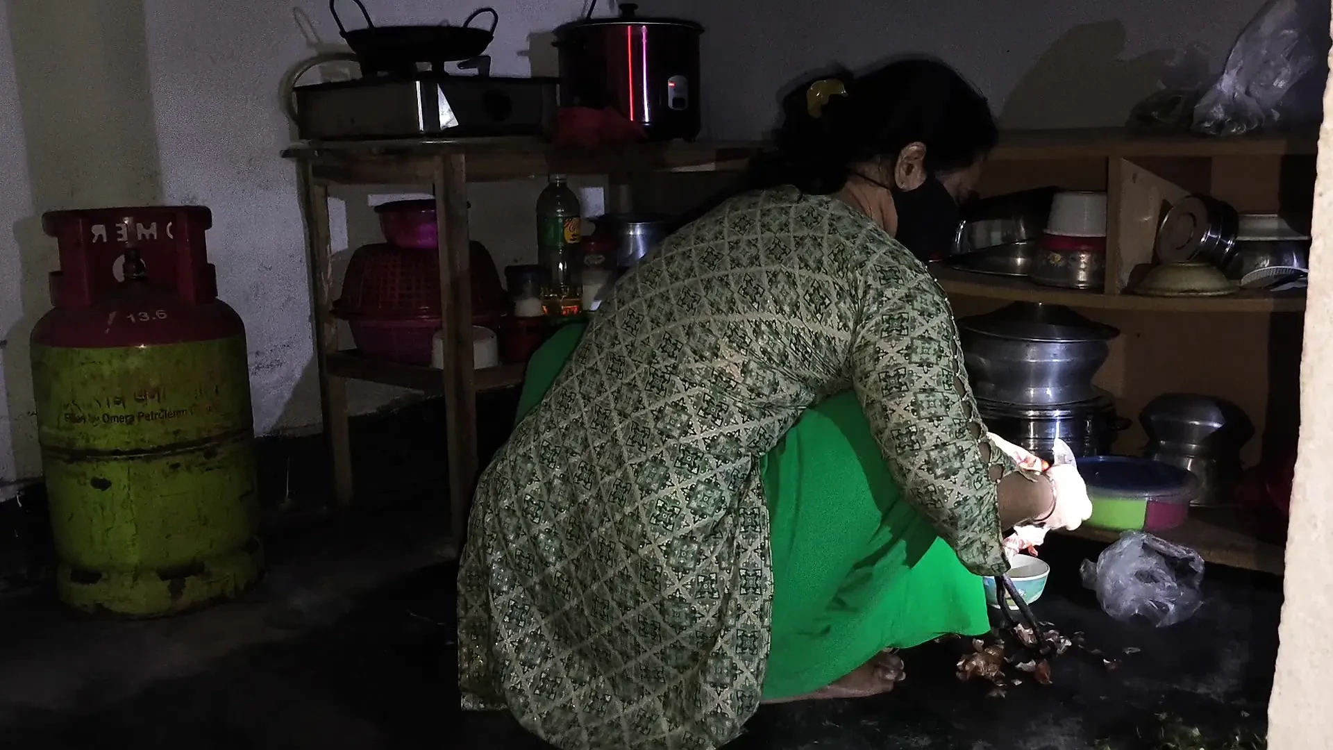 My aunty was cutting vegetables so I hugged her and started fucking her in the ass.