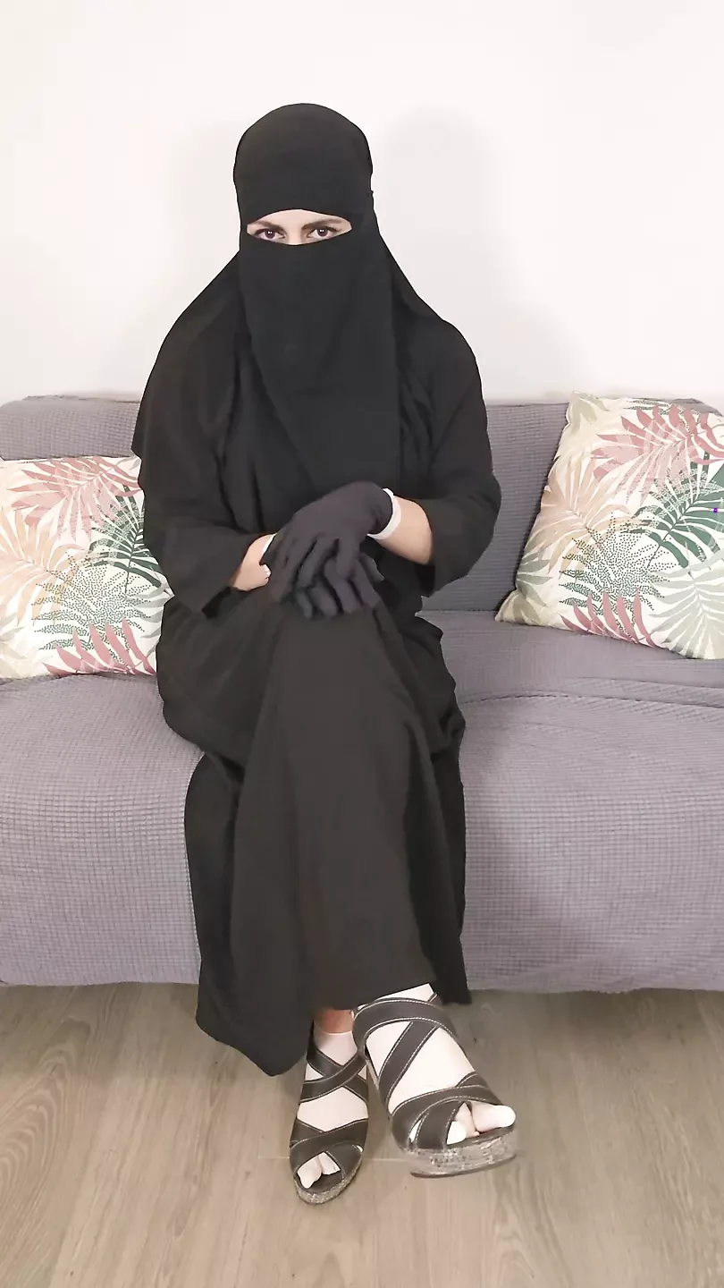 Smelling Cheesy Latex Glove of Mommy Mia Niqab
