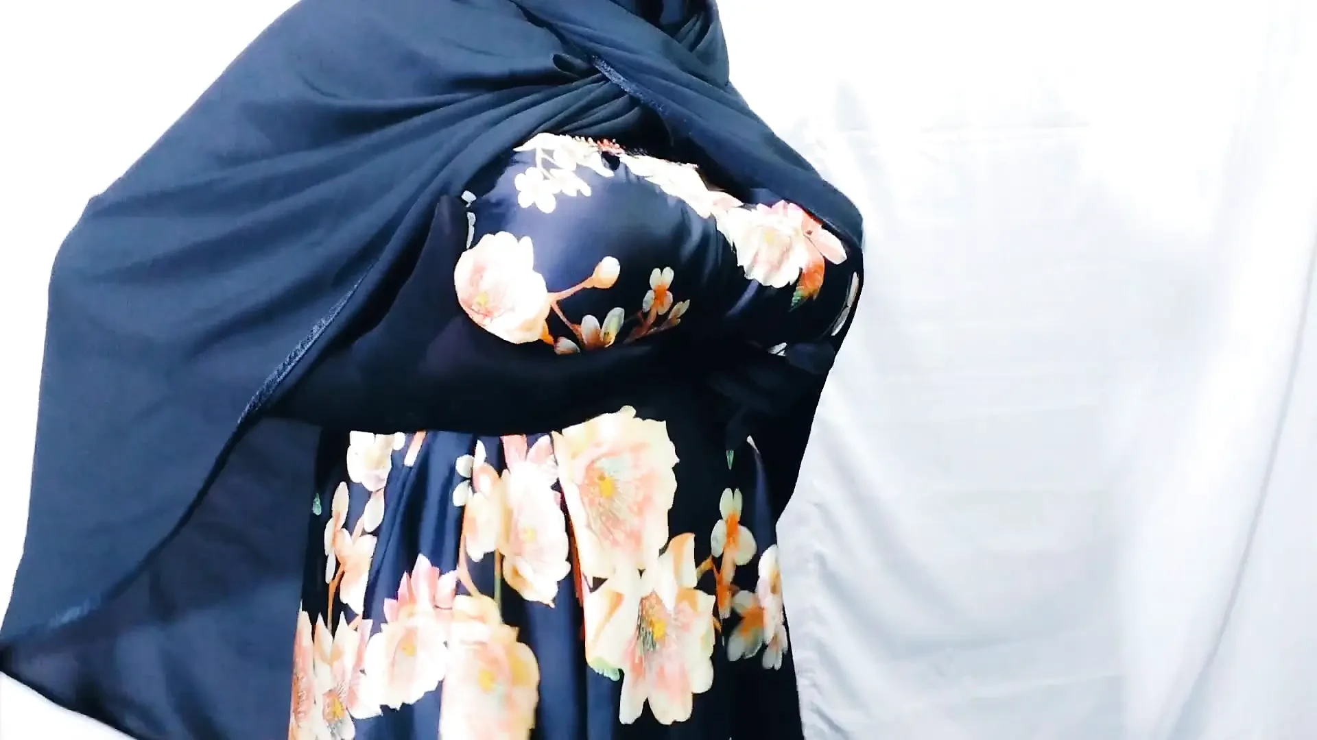 Muslim Hijabi Beautiful Housewife Fucking with Neighbor – With Clear Hindi Audio