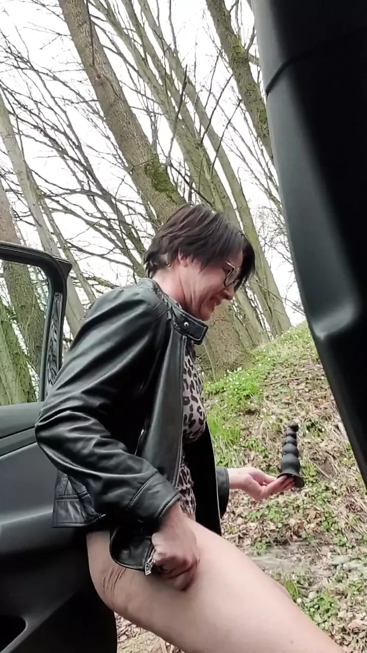 Milf Julie drives naked car