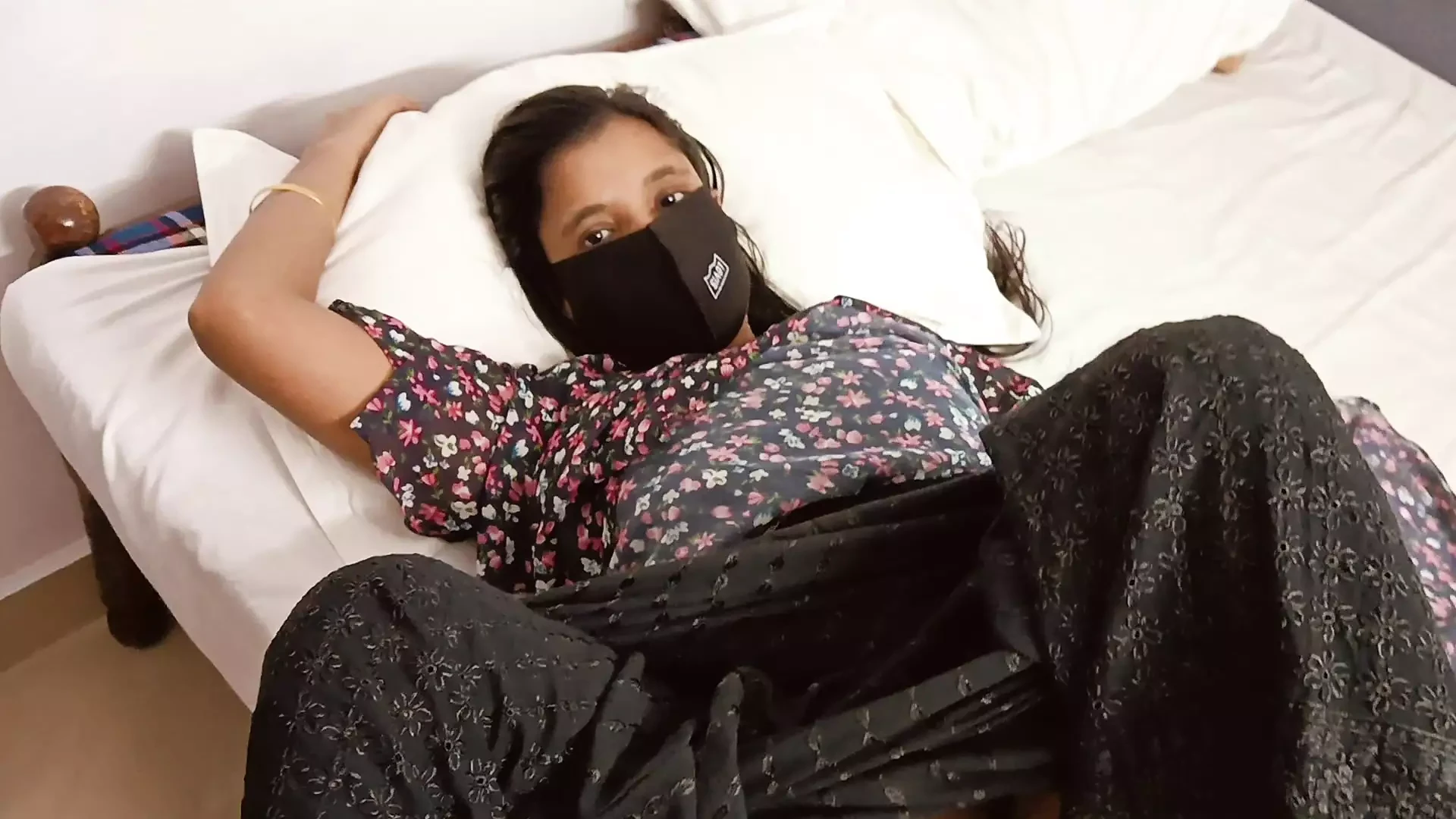 Village Bhabhi First Time Hard  foucking  in hotel room