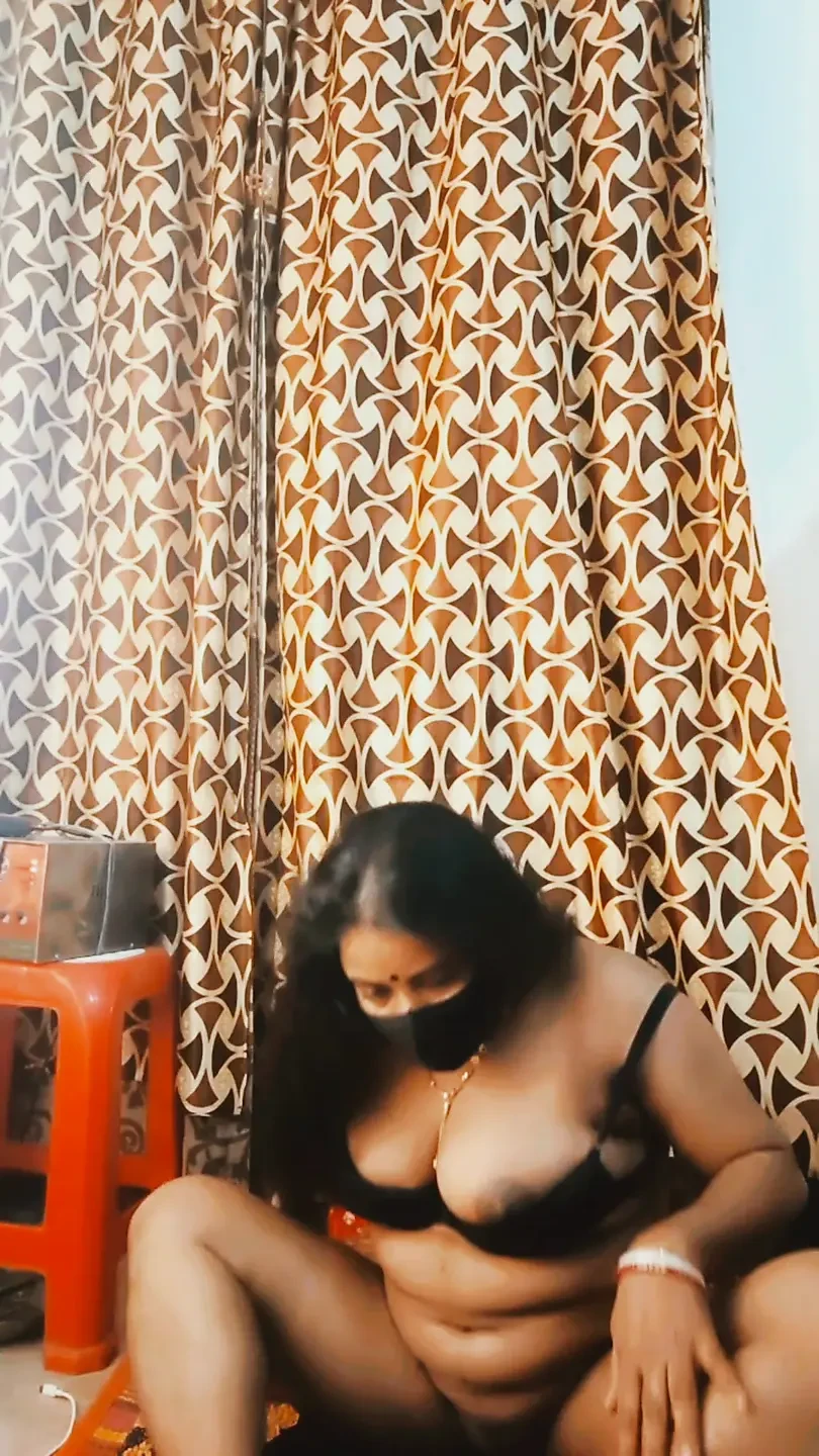 Slutty boudi fingering her big juicy pussy