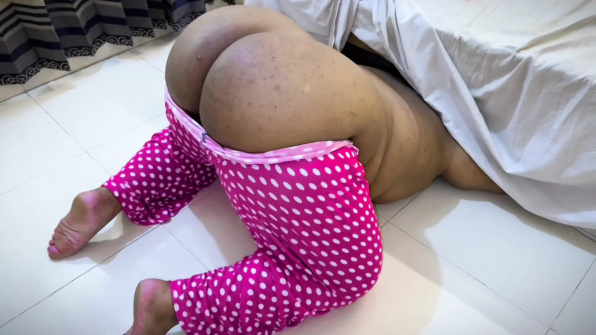 Big Ass Hot Stepmom Stuck Under Stepson’s Bed & She want anal fuck from him