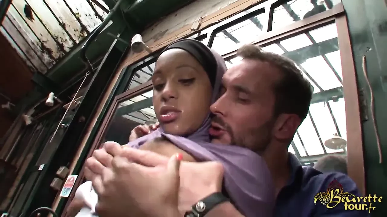 Djamila Zetoun suce une bonne queue pour le Beurette Tour