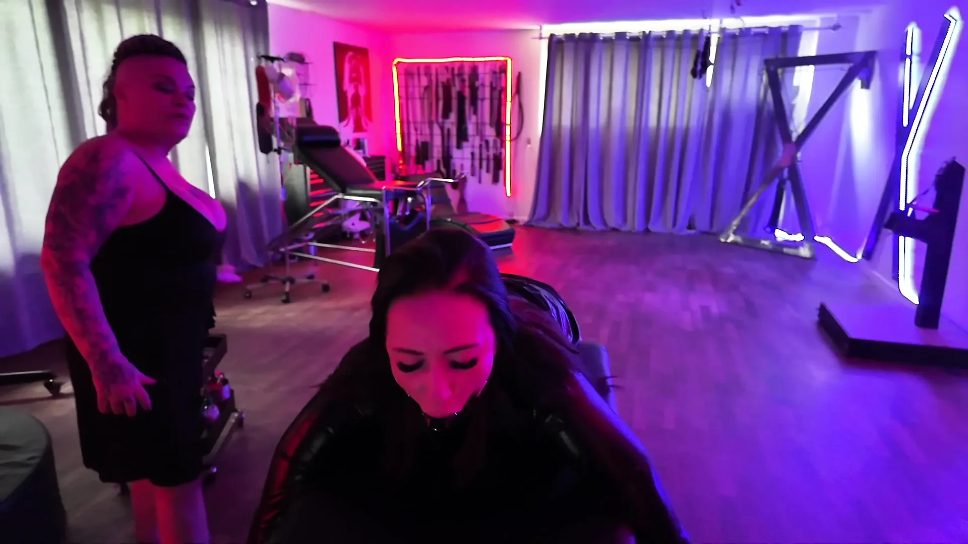 Malou Summer visit Domina Dark