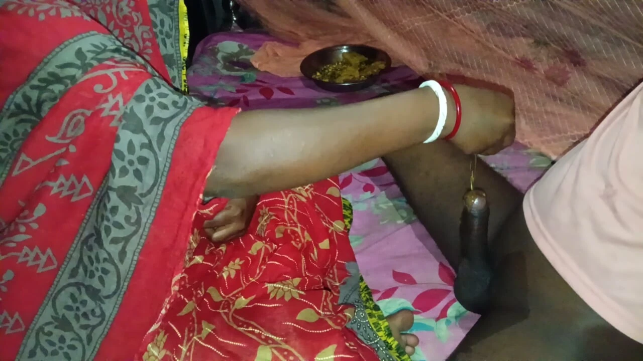 Pados ki bhabhi ne Tel lagakar gand marai