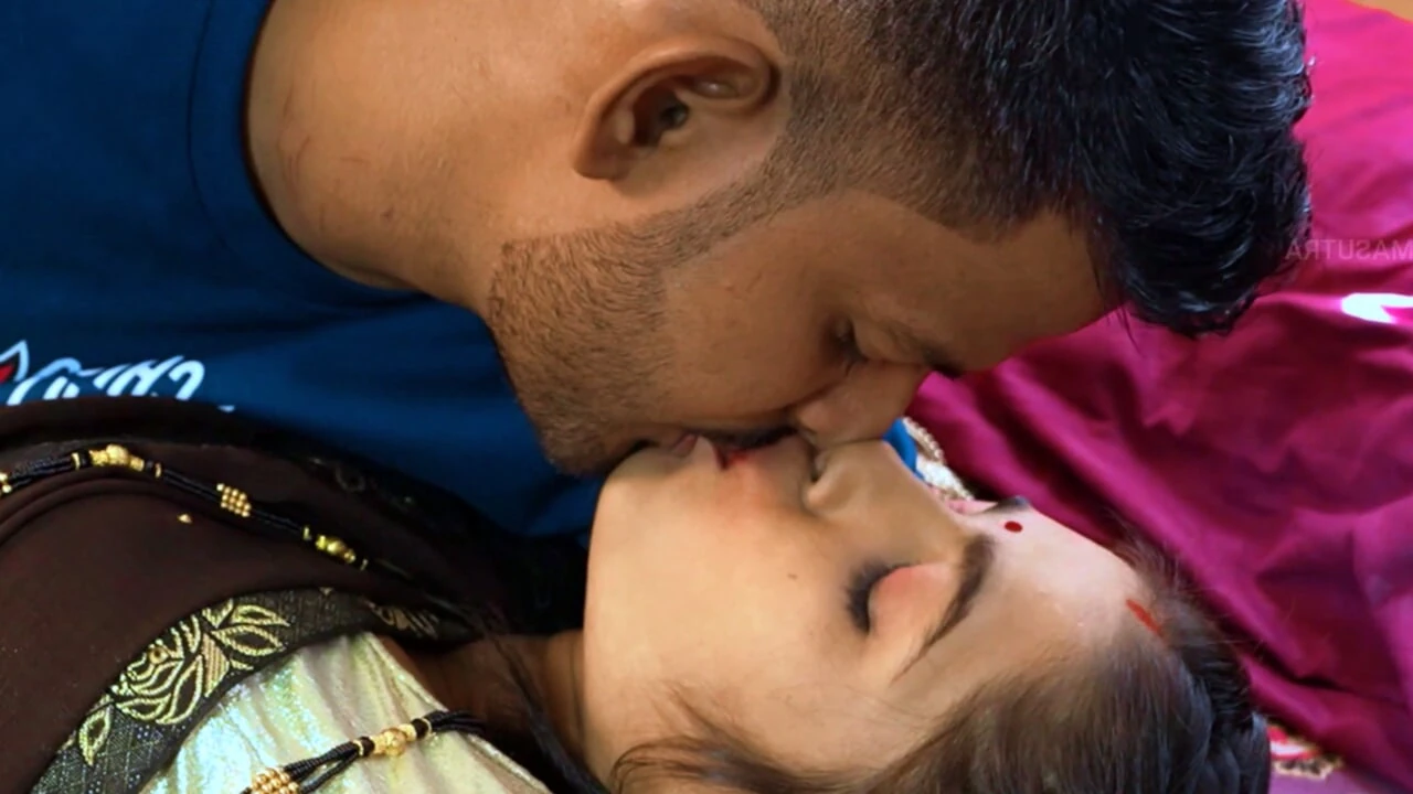 Tight Pussy Desi Bhabhi in Saree Fucked Hard