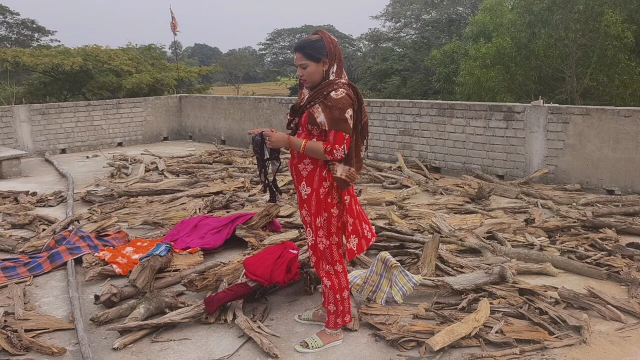 Jija ne apni sali ko chhat ka upper choda, Job sali dress sukhaa raha tha