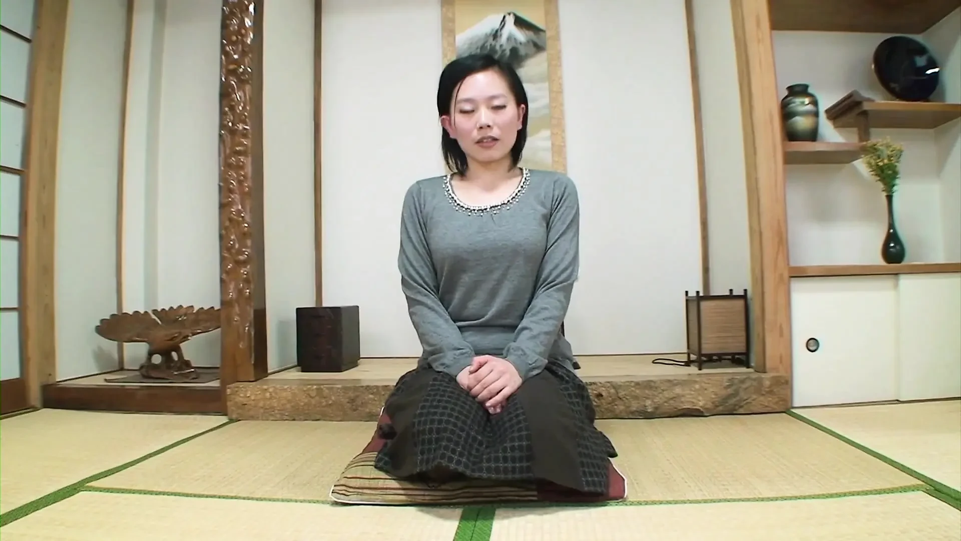 Mature Japanese eagerly presents her pussy