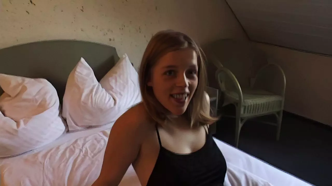 junge blondine freut sich auf das casting und faengt direkt an sich zu fingern