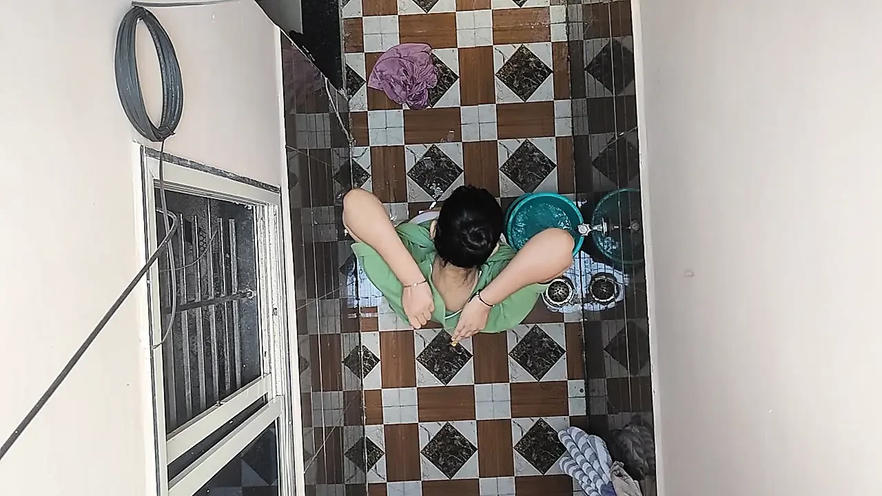 Padosan bhabhi nahate hue dekhi