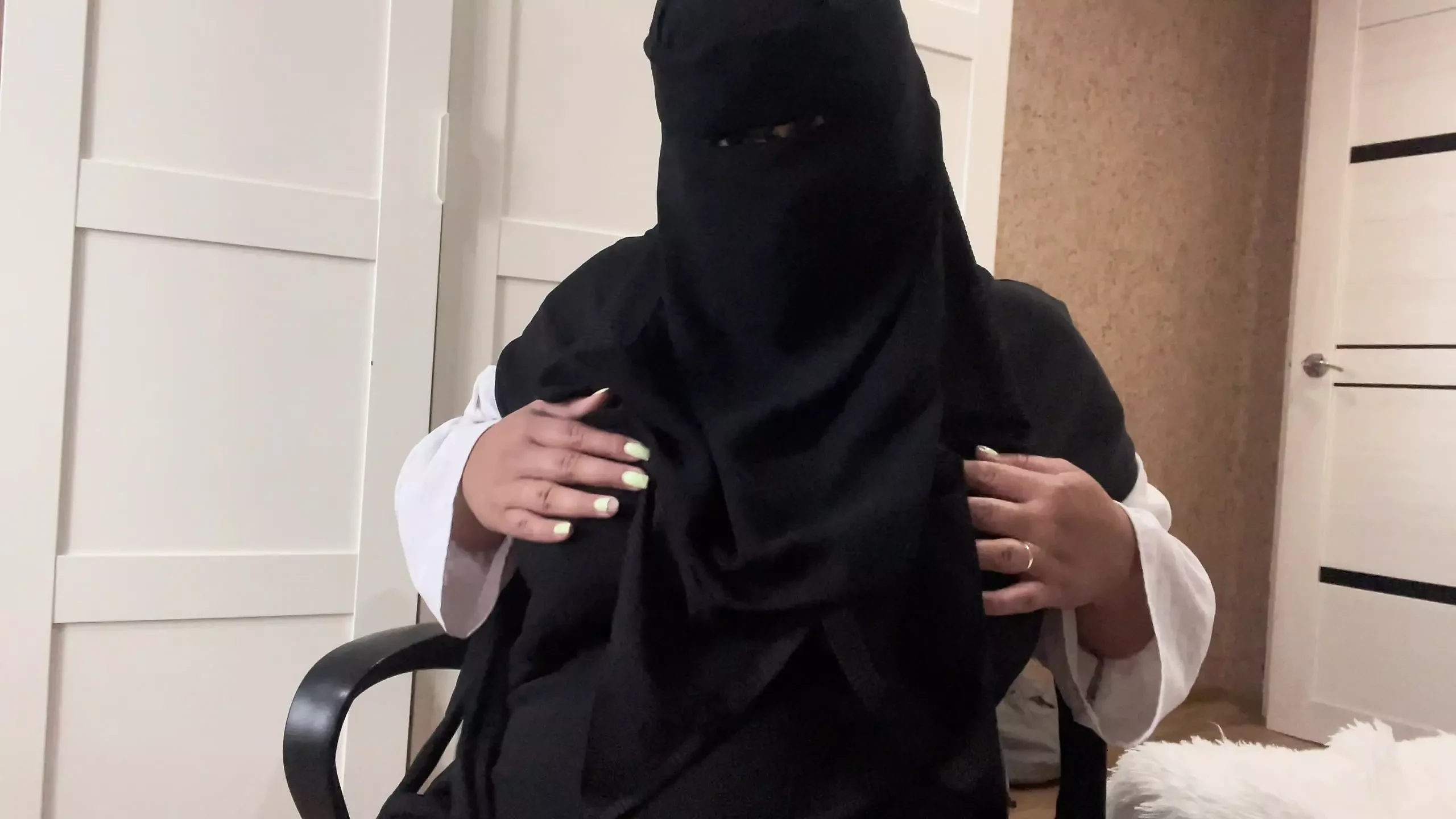 Young Egyptian stepmom fingers her pussy and gives hot instructions, masturbating with stepmom