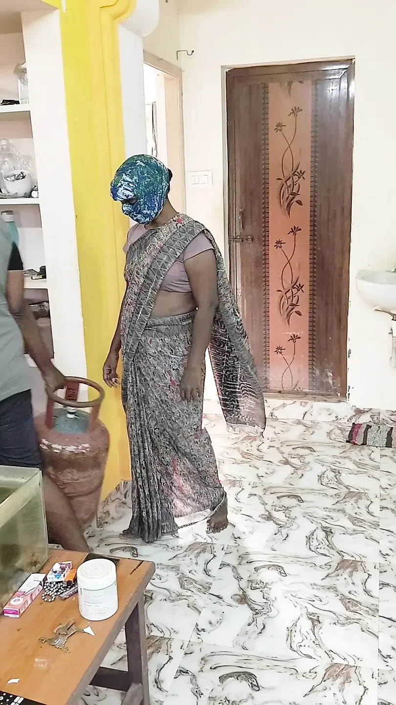 House Wife Fucks the Gas Cylinder Delivery Boy