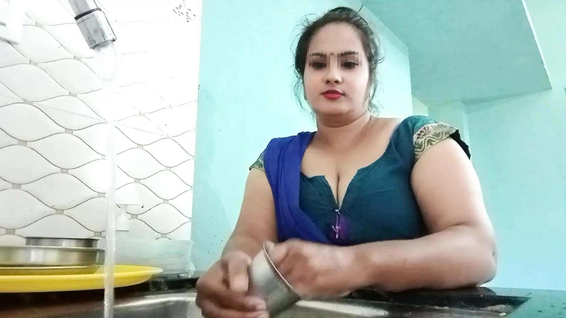Desi Bhabhi ko Kitchen me Bartan dothe dheka or Bedroom me Bhabhi ko Chodha