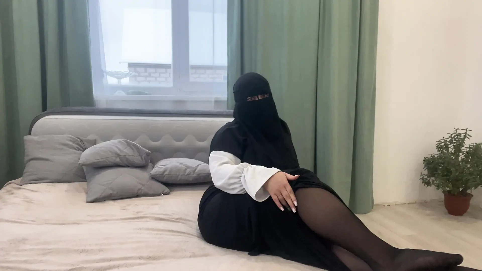 Mom’s Arab friend in hijab and pantyhose gives jerk-off instructions