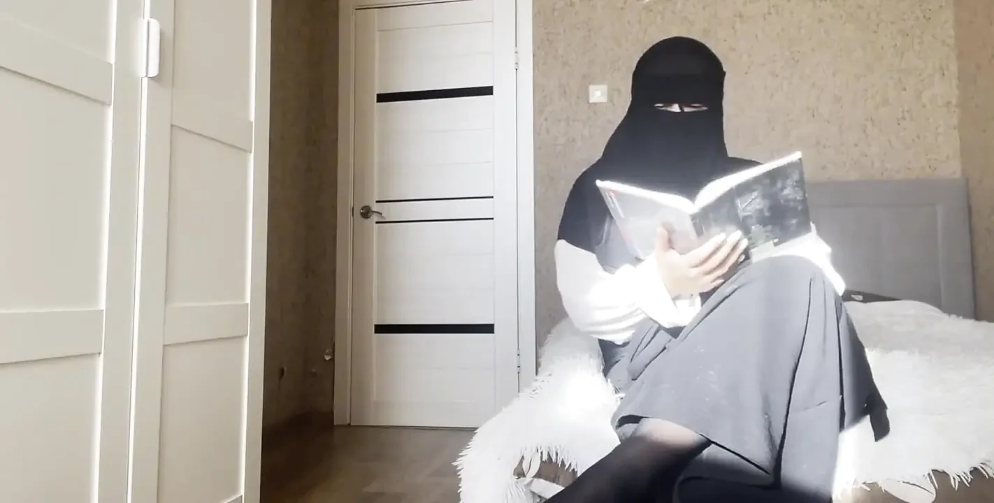 Arab MILF with Big Ass Gives JOI