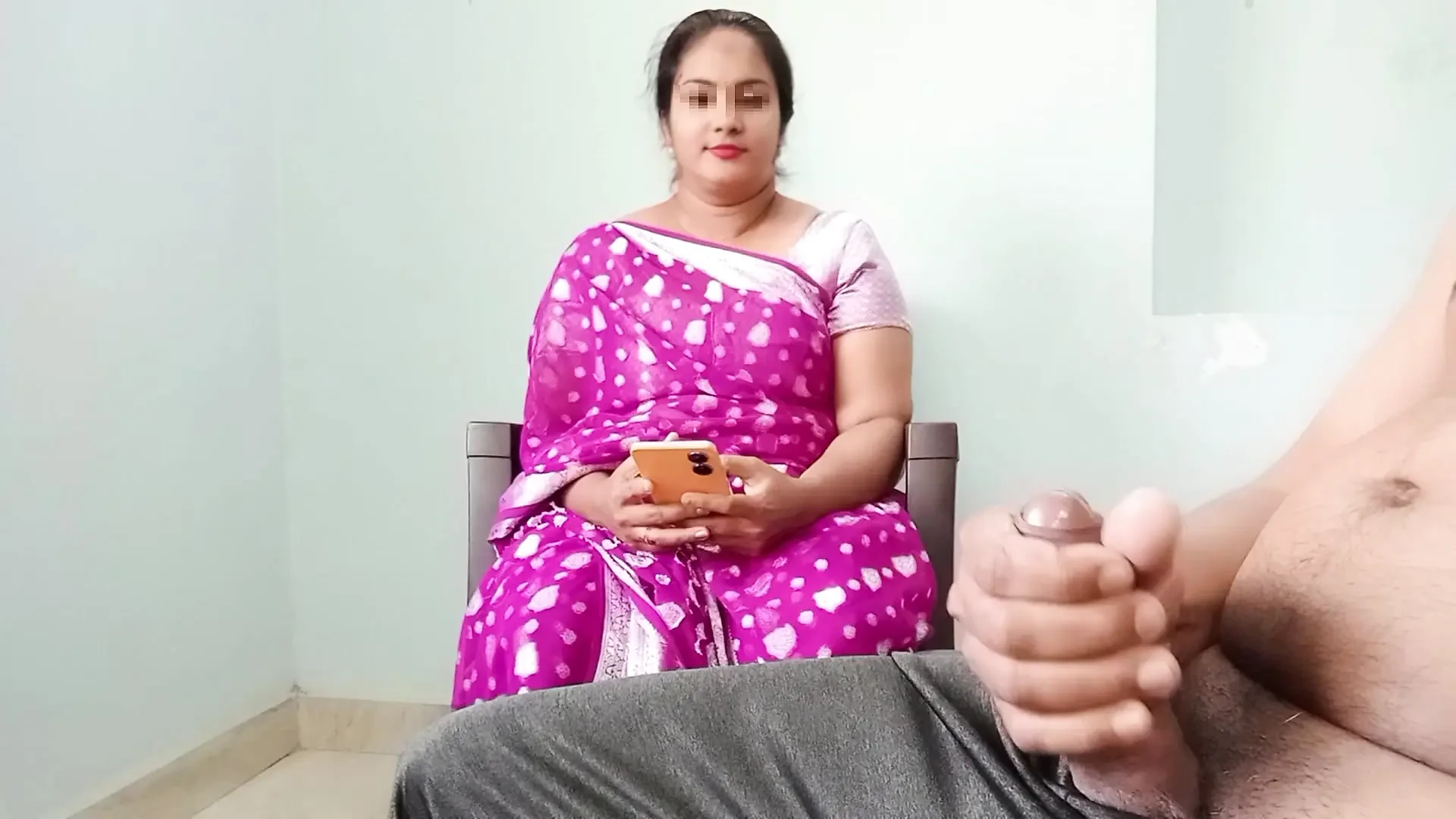 Desi Bhabhi ne Devar ko Lund Hilathe Huve dheka or Apna Kapda Uthar ke Devar se Chudvaya
