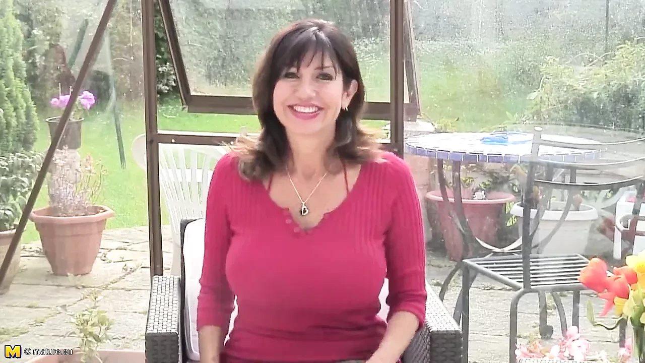 Gorgeous mature mother with hungry pussy